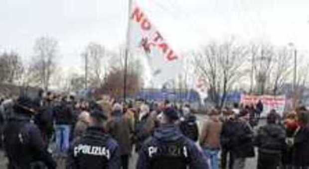 No Tav, attivisti bloccano l'autostrada Torino-Frejus e il treno regionale Milano-Torino
