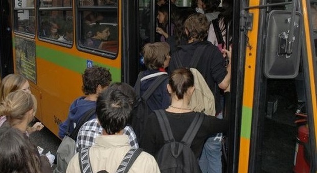 Offida, stranieri vogliono salire sul bus degli studenti: mezzo fermo per un'ora