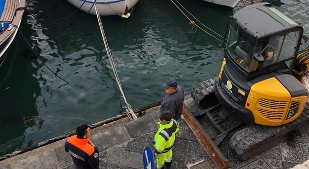 Incidente in porto a Ponza, danneggiato un mezzo di cantiere