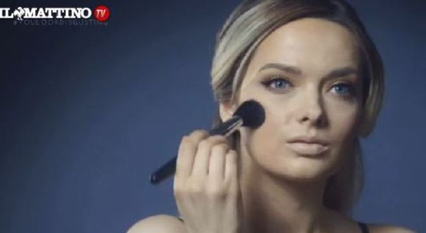 Star del make-up senza trucco mostra segni dell'acne: sommersa da insulti in rete