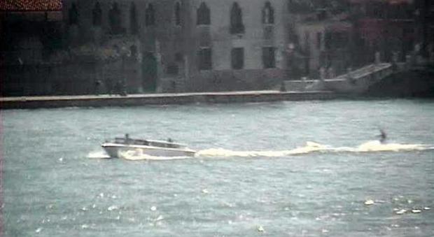 Sci nautico nel cuore di Venezia: licenza sospesa e multa al tassista