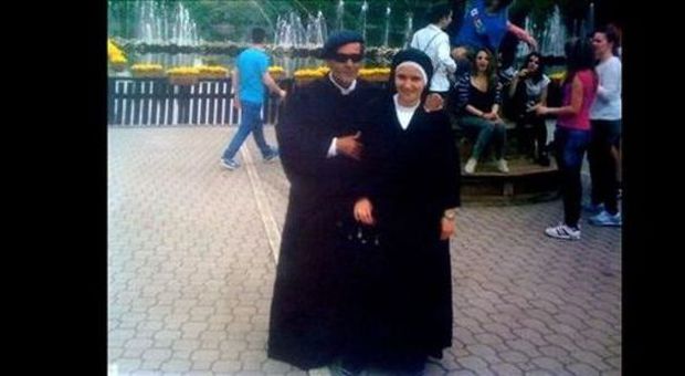 La foto del finto prete con la suora appesa nel bar Santa Lucia