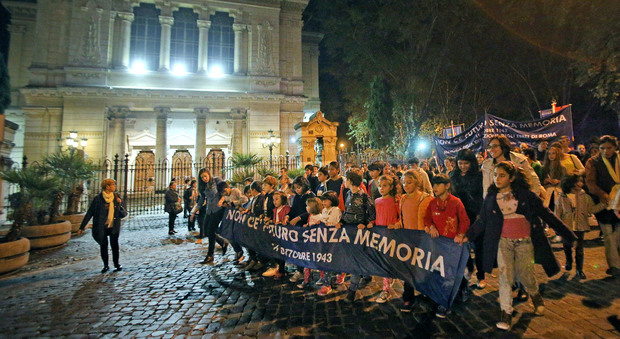 Roma, marcia silenziosa in memoria della deportazione degli ebrei, al corteo anche Raggi e Zingaretti