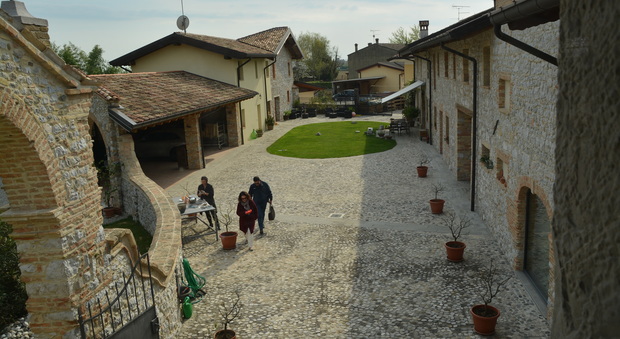 L'antico borgo recuperato da Valentina e Roberto Roncato a Crauglio di San Vito al Torre