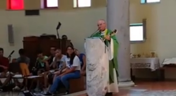 Vescovo rock, canta e suona Dylan durante la messa