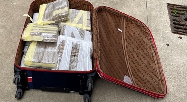 Torna dalla Spagna con 23 chili di droga nella valigia: arrestato 43enne