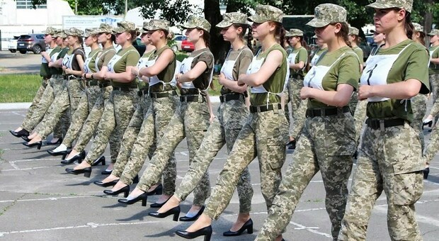 Ucraina a corto di truppe, l'esercito recluta sempre più donne. Dalla commessa alla neo-laureata: «Se non io, chi?»