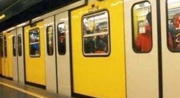 Napoli, si ferma la metropolitana: guasto a un treno, disagi e caos