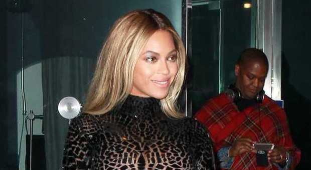 Beyonce, trasparenze e curve da capogiro alla presentazione del suo nuovo album