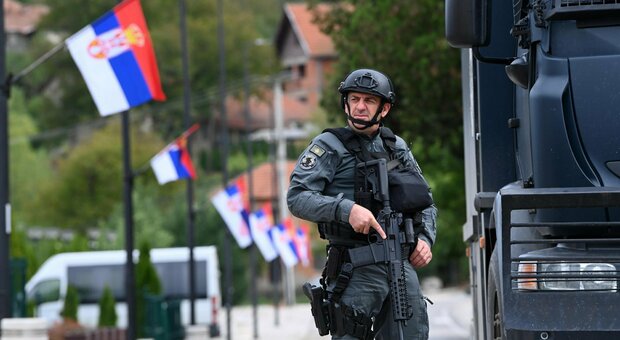 Kosovo, la Nato schiera 600 soldati. Il ministro della difesa serbo: «Pronti a invadere». Stati Uniti: «Ritiri le truppe»