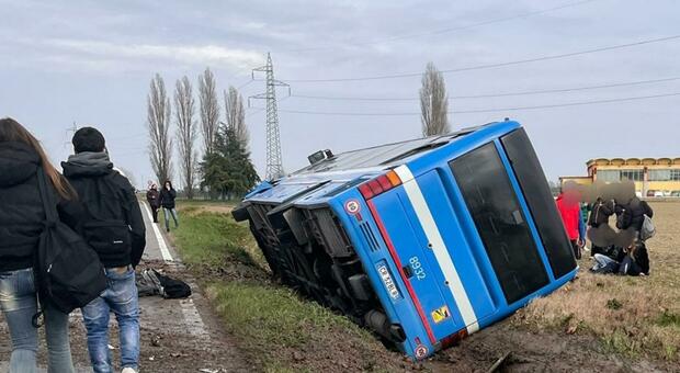 https://statics.cedscdn.it/photos/MED/76/72/8667672_19170910_bus_ferrara_morto_incidente.jpg