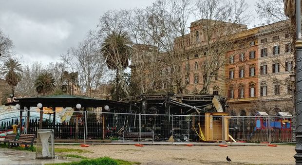 Roma, incendio a piazza Vittorio: le fiamme distruggono le giostre