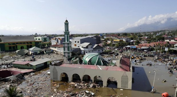 Terremoto Indonesia, almeno 832 morti: ipotesi sepoltura di massa