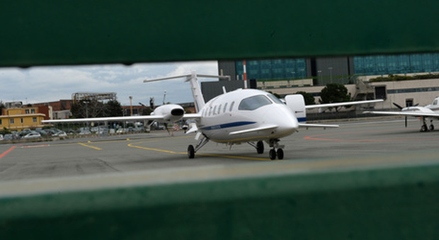 Coronavirus, jet privato bloccato in Francia: un gruppo di inglesi sperava di andare in vacanza a Cannes