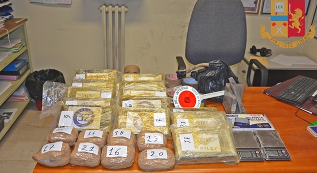Nascondeva 20 chili di droga nell'armadio: arrestato sessantenne