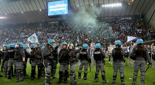 La polizia schierata durante la partita Udinese e Napoli