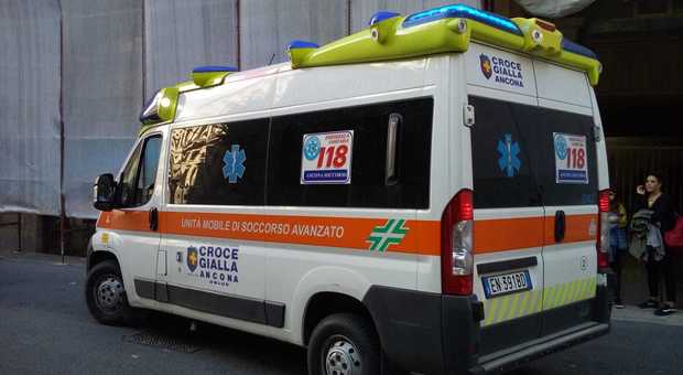 Ancona, scontro tra due scooter un postino finisce all'ospedale