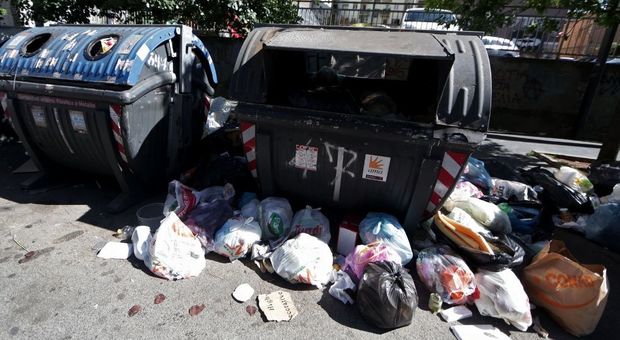 Allarme rifiuti a Roma, l'ordine dei medici: «Già ricevute segnalazioni dai cittadini»