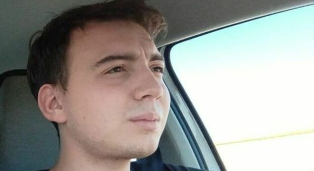 Giovanni Boaretto scomparso a 21 anni, esce da scuola dopo la prima ora e sparisce. L'auto dietro la stazione, la famiglia: «Aiutateci a trovarlo»