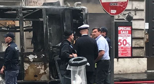 Roma, bus in fiamme in via del Tritone, l'autista eroe ha fatto scendere tutti i passeggeri