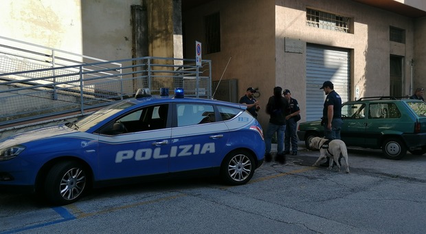 Ancona, interrotto il droga party in un garage della Montagnola