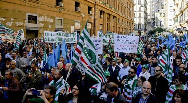 Napoli, in piazza i precari della sanità: «Chiediamo stabilizzazione»