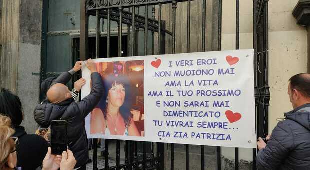 Napoli: folla ai funerali di Patrizia Petrone, morta dopo la rapina in via Salvator Rosa