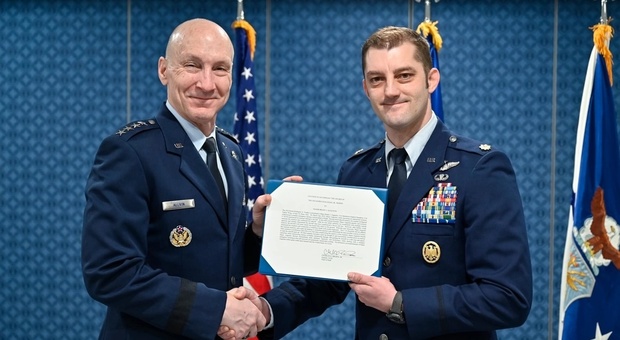 A destra il pilota americano di stanza ad Aviano premiato al Pentagono