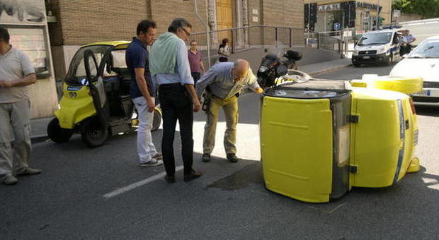Ancona, scontro con una Mercedes Microcar del postino si ribalta in centro