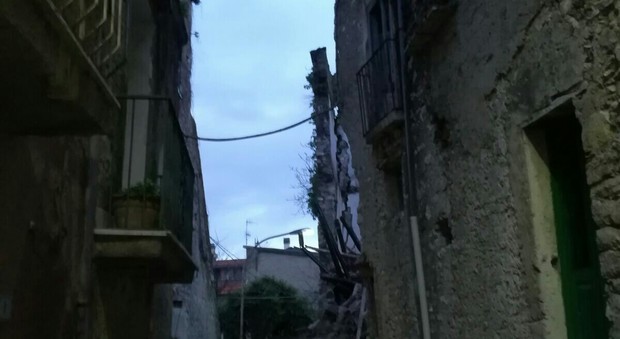 Latina, crolla un'abitazione nel centro storico di Santi Cosma e Damiano