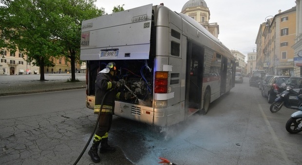 Bus Atac a fuoco in piazza Esquilino: oltre cento mezzi incendiati in due anni