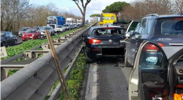 Roma, due incidenti sulla Pontina: auto si cappotta, maxi tamponamento tra 7 mezzi: traffico in tilt
