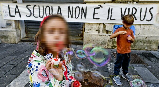 Scuole chiuse in Campania, De Luca convoca un vertice: «Allo studio la riapertura delle elementari»