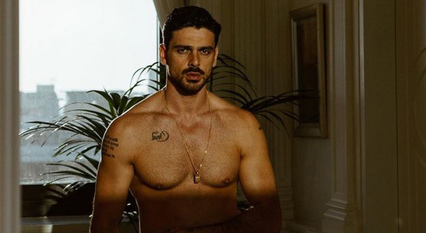 Michele Morrone nudo sul set, la foto rubata fa il giro del web. L'attore furioso su Instagram