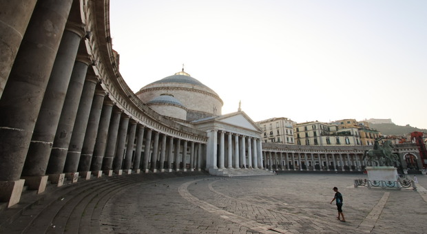 Il colonnato in piazza del Plebiscito