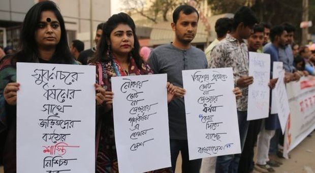 Mamma di 4 bambini stuprata da una gang per punizione: aveva votato per l'opposizione in Bangladesh