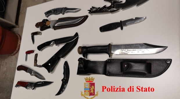 Ancona, fermato col coltello dopo una rissa: in casa ha un arsenale