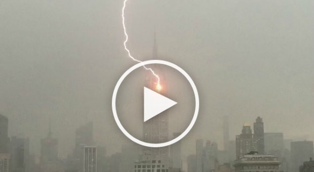 Un fulmine colpisce l'Empire State Building, il giornalista cattura l'attimo esatto
