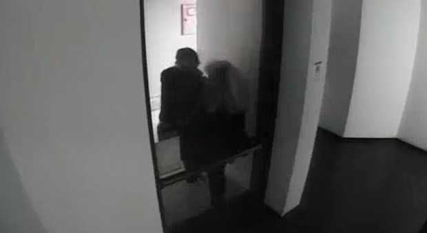 Un frammento del video che ha permesso alla polizia di rintracciare l'uomo