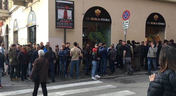 Roma-Liverpool, presi d'assalto gli store giallorossi per i biglietti in prelazione