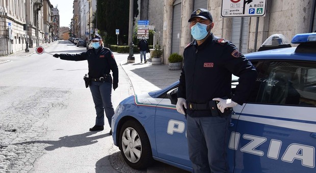 Ascoli, esce di casa anche se positiva al virus: i vicini chiamano i carabinieri, scatta la denuncia