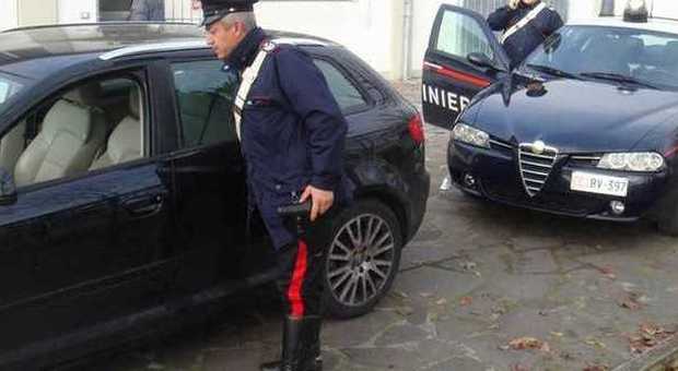 Pesaro, picchia i carabinieri che arrestano il marito e finisce in cella anche lei