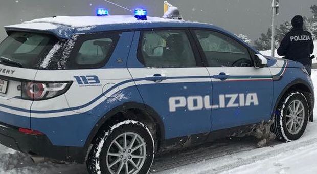 Pesaro, danni all'auto della polizia Lasciano impronte sulla neve: presi