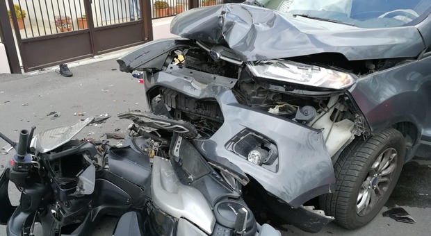 Pescara, si schianta con lo scooter contro un'auto: muore a 35 anni