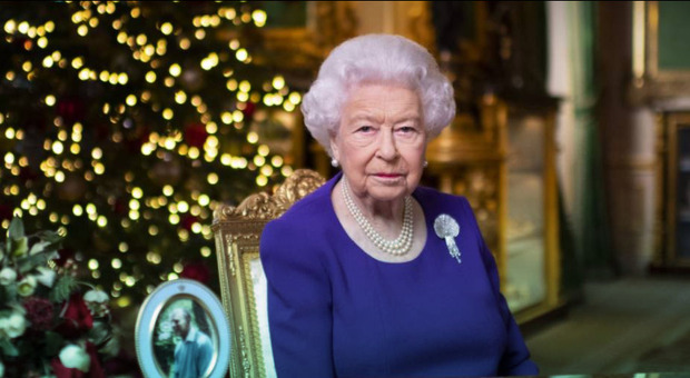 La Regina Elisabetta cancella (con dispiacere) il pranzo di Natale a Windsor: «Troppi rischi per il Covid»