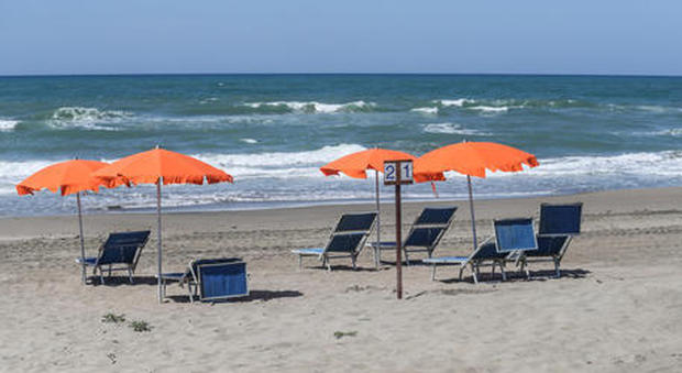 Lazio, gli stabilimenti balneari riaprono venerdì 29. Aumentate le distanze per lettini e ombrelloni