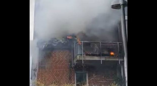 Ultraleggero precipita sul tetto di un condominio e prende fuoco: tre morti