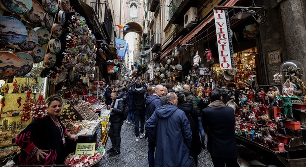  Natale a Napoli, piano per San Gregorio Armeno: «La ztl non basta, vogliamo un'isola pedonale» 