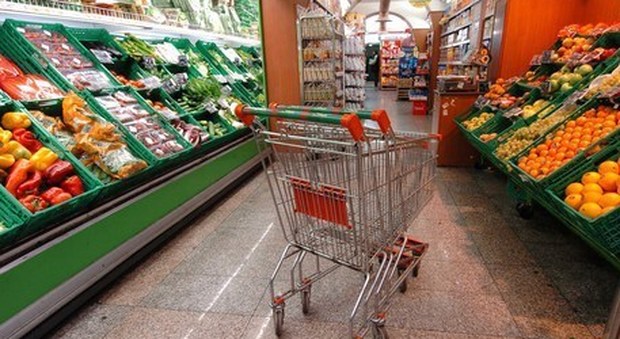 Sugli scaffali del supermercato scoperti cibi scaduti da un mese