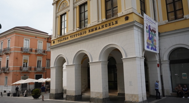 Il teatro comunale di Benevento riapre, Mastella: «Telecamere contro i vandali»